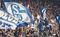 Schalke, incredibile: giocatori aggrediti dai tifosi, scappano per strada (VIDEO)