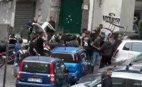 Scontri tra ultras di Napoli e Sporting: tensione nel centro della città (VIDEO)