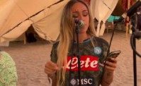 Shari incanta con la maglia del Napoli. Il club azzurro le risponde sui social