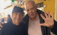 Conte a piazza Amedeo, incontro con il Prof e gesto di buon augurio