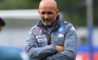 Spalletti, siparietto coi tifosi: Buttami questa maglia!. Scattano gli applausi