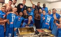 Tutti i giocatori stanno condividendo una foto. Maglie azzurre esposte, c'� forse un motivo...