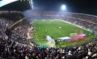 VIDEO - Follia in Inghilterra: tifoso entra in campo e prende a pugni il capitano dell'Aston Villa!
