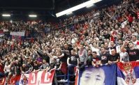VIDEO - Juve, Juve, vaffan..., i tifosi della Stella Rossa intonano cori a Via Toledo