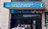 Il film pi� bello, striscione da brividi all'ingresso di un cinema di Napoli