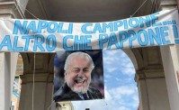 Striscione per De Laurentiis a Fuorigrotta: Napoli campione, altro che pappone