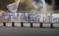 VIDEO - Maradona, striscione degli ultras all'esterno del San Paolo per festeggiare Diego!