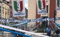 Napoli, striscione di sfott� verso gli ultras della Roma: C'� chi perde...