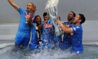 FOTO - Azzurri scatenati negli spogliatoi. Supercoppa nella vasca, guardate Higuain!