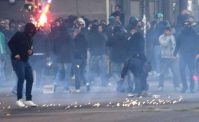 Scontri tra ultras di Napoli e Sporting, avvistato un uomo con una pistola. Tensione alle stelle
