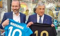 Tajani ai Quartieri Spagnoli per Maradona. Scoppia il caso: Ha calpestato le sciarpe del Napoli