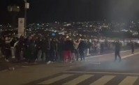 Tifosi Napoli fuori hotel del Milan: fumogeni, botti e cori (VIDEO)