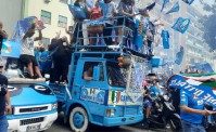 Entusiasmo alle stelle all'esterno del Maradona, tifosi a bordo di un carro