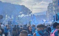 Marea umana a Fuorigrotta, ambulanza resta bloccata. Caos azzurro al Maradona (VIDEO)