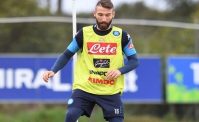 VIDEO - Tonelli, siparietto con i tifosi: Resti a Napoli?, la risposta del difensore sorprende