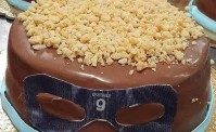 Torta Osimhen, il pasticciere: Ne abbiamo gi� vendute tante, la mascherina � fatta di ostia