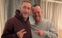 Totti al concerto di Gigi D'Alessio: il cantante napoletano ferma lo show. Parte un coro
