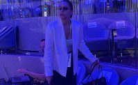 Valentina De Laurentiis arriva sulla MSC, sguardo e aggiustatina alle maglie sui manichini