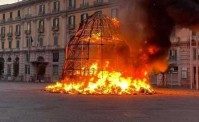 In fiamme la Venere degli Stracci a Napoli (VIDEO)