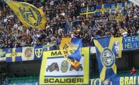 VIDEO - Niente negri, niente negri!. Vergognosi cori razzisti dei tifosi del Verona in un bar