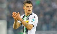 FOTO - Euro 2016, Xhaka fratelli contro: guardate cosa indossa la madre...
