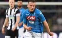 FOTO - Immagini inedite, Zielinski non salta sulla punizione di Pjanic: � stato ostacolato da Chiellini!
