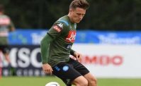 Autografi e selfie per Gaetano, un tifoso a Zielisnki: Ti prendo a fantacalcio?, Piotr ha risposto...