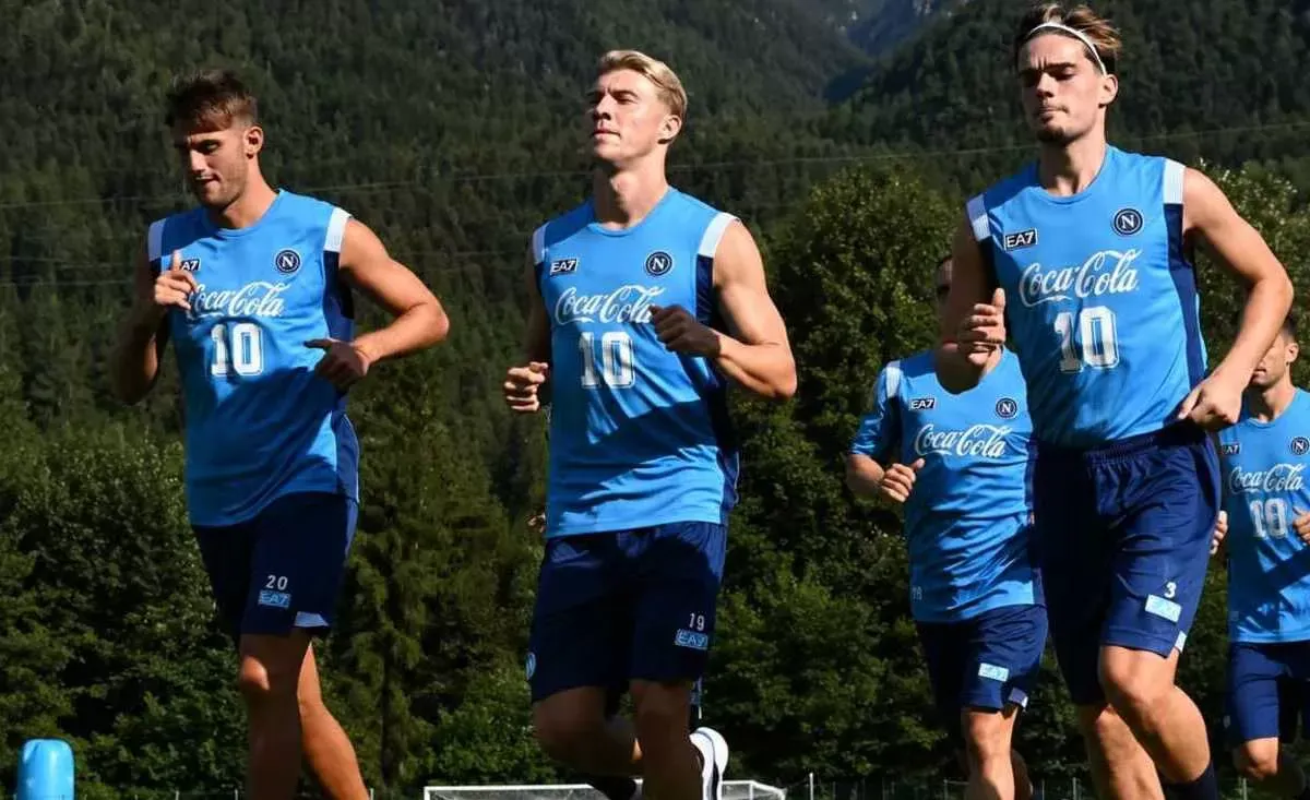 Dimaro, Hojlund e Mazzocchi firmano autografi e concedono selfie ai tifosi del Napoli