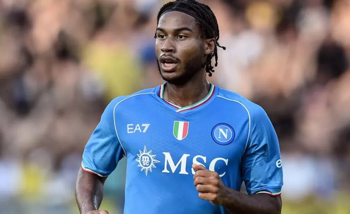 Delusioni di Mercato: I Tifosi del Napoli Protestano per i Milioni Persi Delusioni di Mercato: I Tifosi del Napoli Protestano per i Milioni Persi