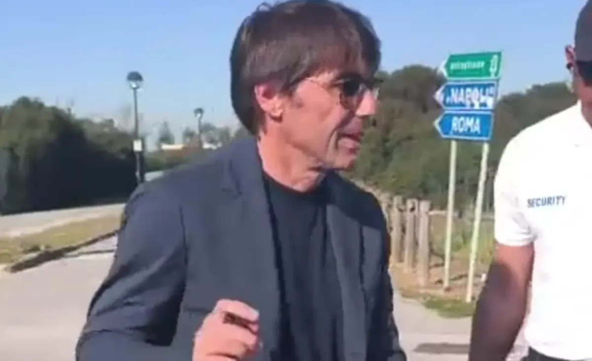 Conte al Napoli: la furia dei tifosi tra selfie e polemiche a Castel Volturno! Conte al Napoli: la furia dei tifosi tra selfie e polemiche a Castel Volturno!