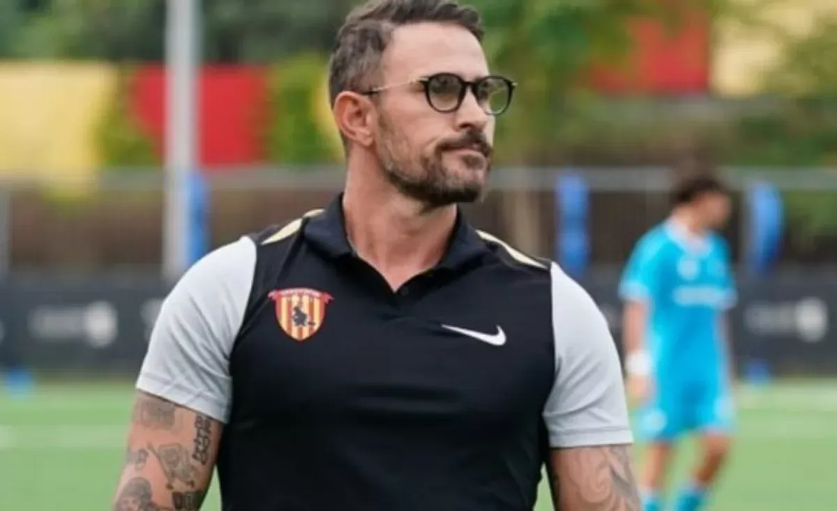 Floro Flores e il suo Legame Indissolubile con il Napoli Floro Flores e il suo Legame Indissolubile con il Napoli
