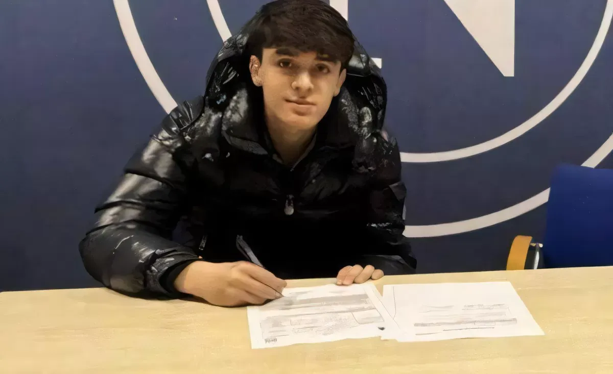 Hasani Rathan Adan Hasani firma con il Napoli: è ufficiale. Un talento per il futuro ...