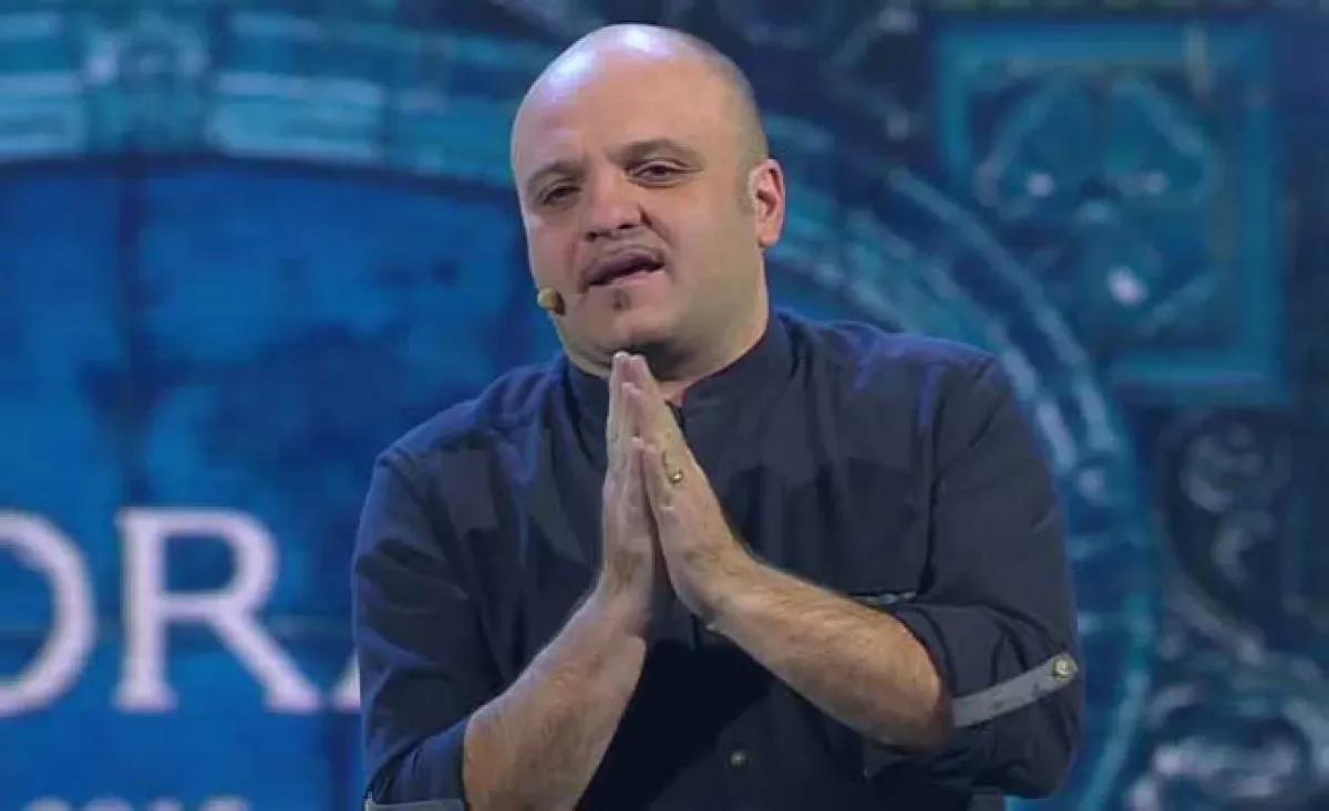 La Comicità di Iodice Solleva il Malcontento dei Tifosi del Napoli La Comicità di Iodice Solleva il Malcontento dei Tifosi del Napoli