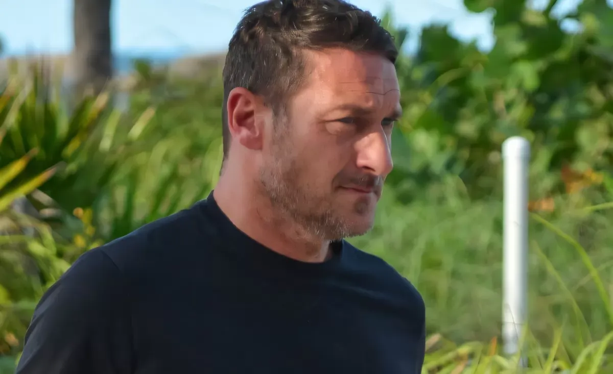"Che vuoi fare con quell'arnese?", Totti racconta la visita alla prostata: "Aveva un pollicione, era due metri"