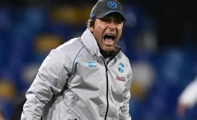Napoli-Cagliari, Conte rivoluziona la formazione: pronte sette novità dal primo minuto