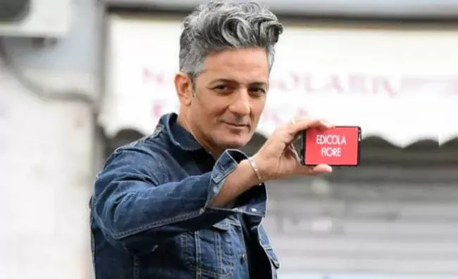 Fiorello scatenato, imita De Laurentiis sui diritti tv: Cafoni, mi faccio il pezzotto