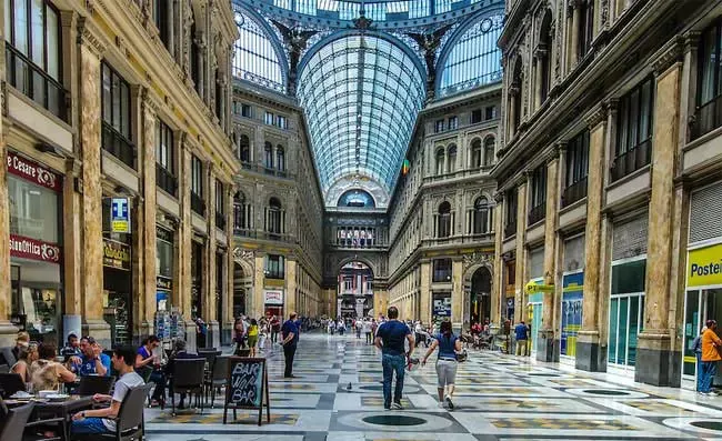 Napoli, rissa in Galleria Umberto. Accoltellato un 17enne: è grave