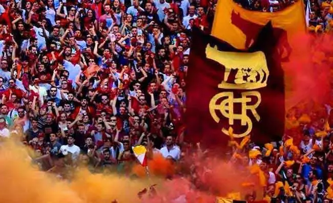 Fiero dell'amico bianconero, striscione anti-Napoli dei tifosi romanisti all'Olimpico (FOTO)