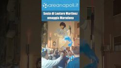 Sosia di Lautaro Martinez omaggia Maradona a Napoli